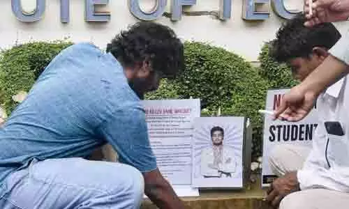 ఐఐటి విద్యార్థి ఆత్మహత్య కేసులో ప్రొఫెసర్‌కు క్లీన్‌చిట్?