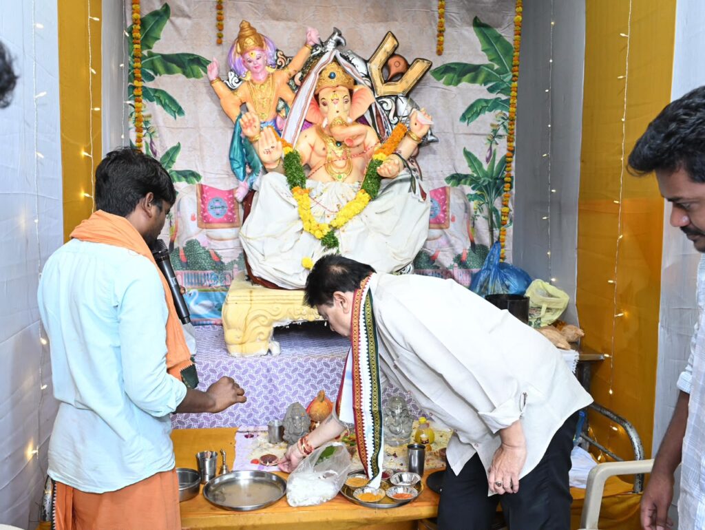హుస్సేన్ సాగర్‌లో యథావిధిగా నిమజ్జనాలకు అనుమతివ్వాలి