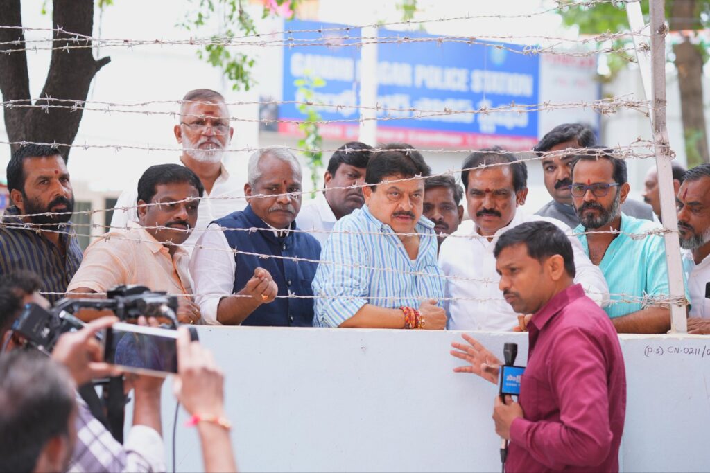 కాంగ్రెస్ దాడి బాధితుల పరామర్శ కు బయలుదేరిన బిజెపి నేతలు అరెస్ట్